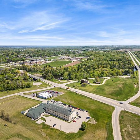 Boarders Inn & Suites By Cobblestone Hotels - Shawano Kültér fotó
