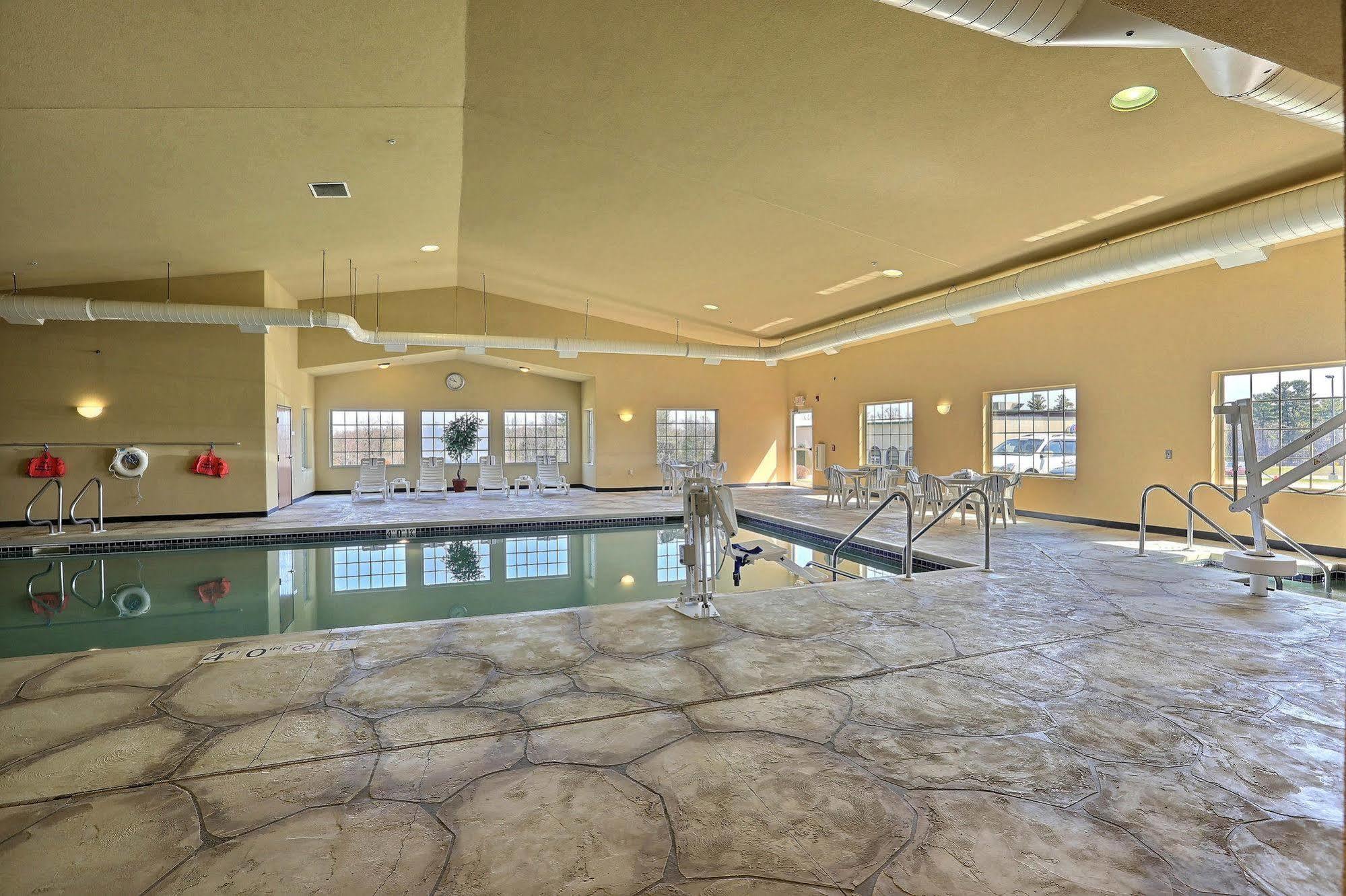 Boarders Inn & Suites By Cobblestone Hotels - Shawano Kültér fotó